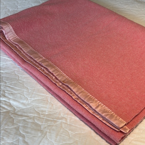 Pink Wool Blanket - Picture 4 of 6